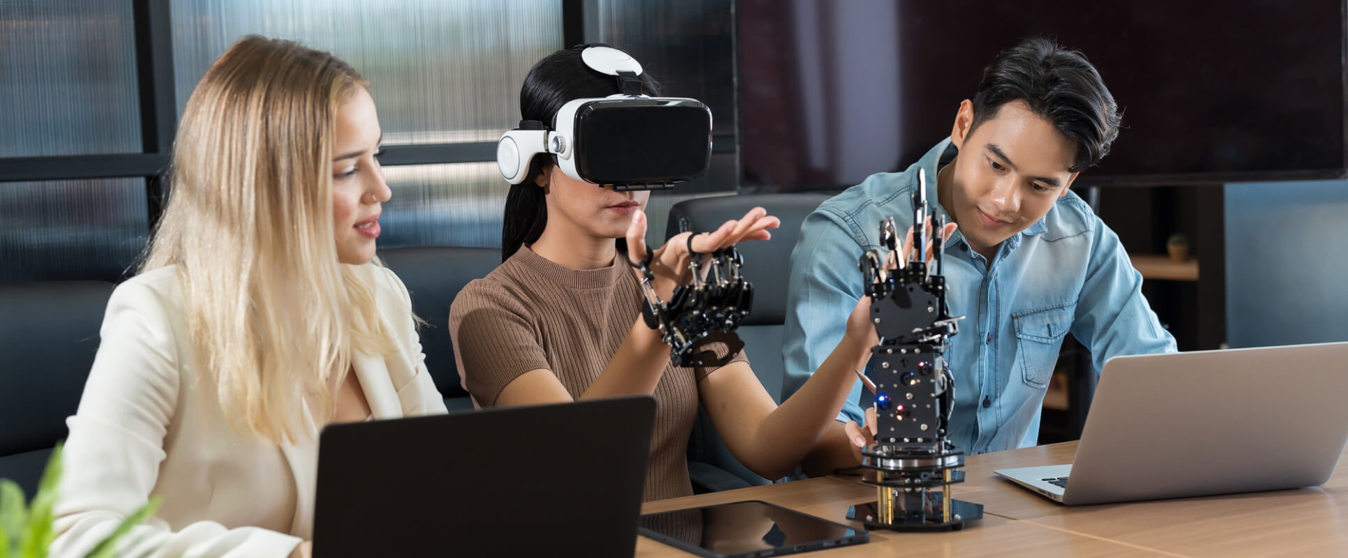 Apple’s Vision Pro and the Rise of Spatial Computing in Everyday Workflows 